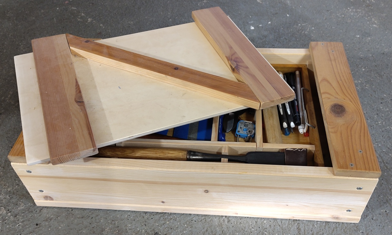 die Werkzeugkiste mit Schiebedeckel, komplett aus Holzresten und mit Schrauben statt Nägel.